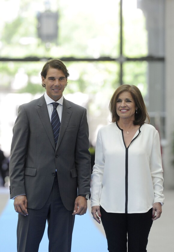 Rafael Nadal reçoit des mains de la maire de Madrid Ana Botella le titre de "Fils adoptif" de la ville, le 5 mai 2014. 
