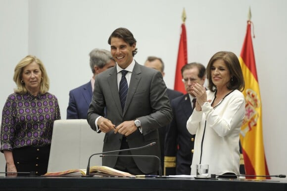 Rafael Nadal reçoit des mains de la maire de Madrid Ana Botella le titre de "Fils adoptif" de la ville de Madrid, le 5 mai 2014. 