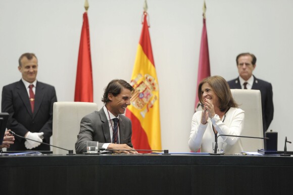 L'Espagnol Rafael Nadal reçoit des mains de la maire de Madrid Ana Botella le titre de "Fils adoptif" de la ville de Madrid, le 5 mai 2014. 