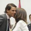 La star du tennis Rafael Nadal reçoit des mains de la maire de Madrid Ana Botella le titre de "Fils adoptif" de la ville de Madrid, le 5 mai 2014. 