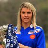 Marie-Alice Yahé, capitaine de l'équipe de France, avec le trophée du Tournoi des Six Nations au Hurlingham Club de Londres, le 23 janvier 2013