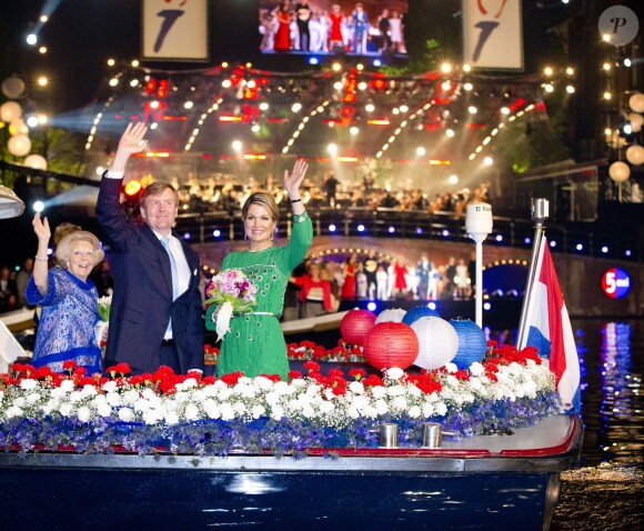 Le roi Willem-Alexander et la reine Maxima des Pays-Bas lors de la parade nautique du concert de la liberté le 5 mai 2014 à Amsterdam