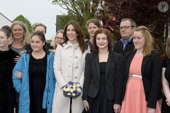 La princesse Mary de Danemark en visite dans un foyer de jeunes filles à Hundested, le 6 mai 2014, pour le 110e anniversaire de la Fondation danoise d'aide à l'enfance, Børnehjaelpsdagen.