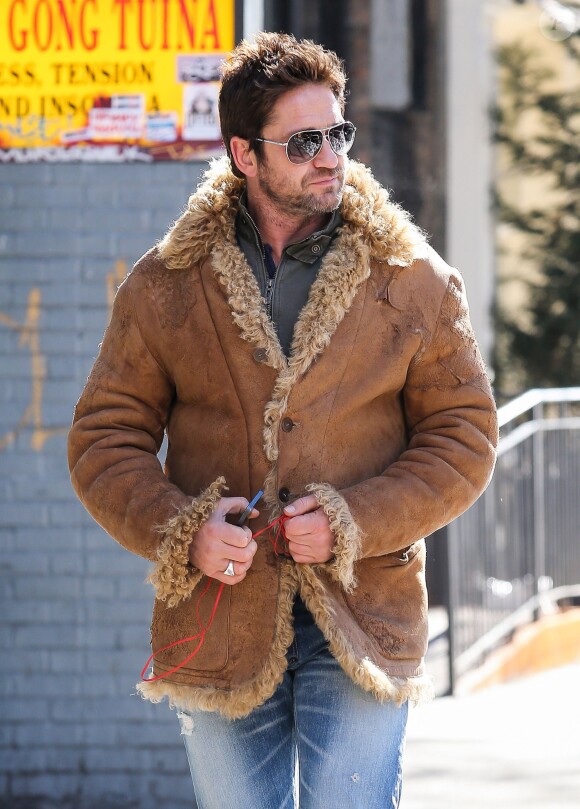 Gerard Butler, avec un look très années 70, dans les rues de New York, le 17 février 2014.