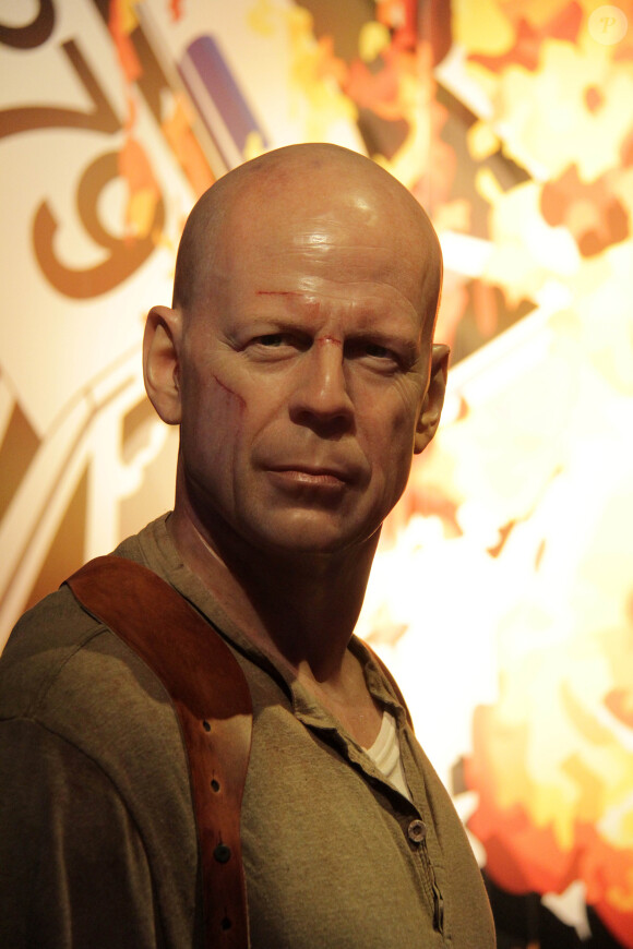 Bruce Willis, immortalisé comme dans Die Hard, chez Madame Tussauds à Hollywood, Los Angeles, le 19 décembre 2013.