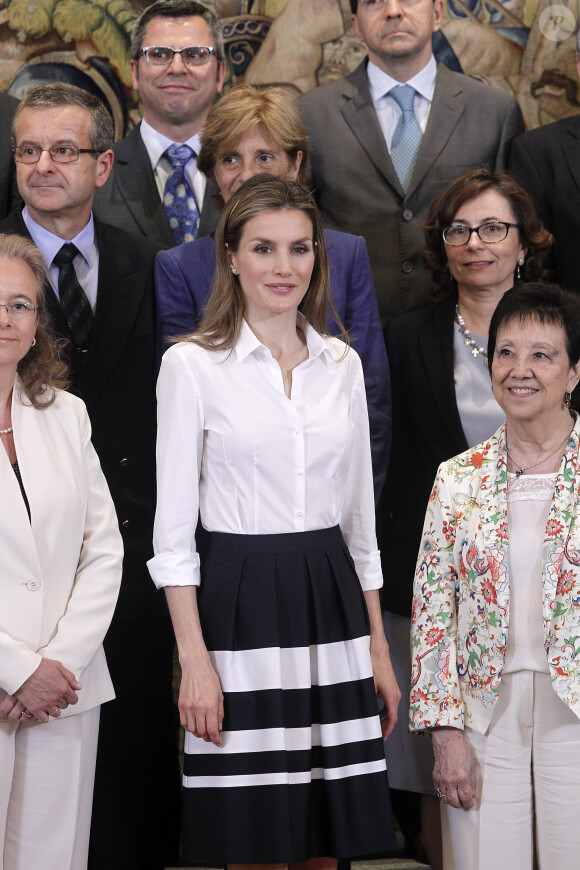 Letizia d'Espagne avec les membres de l'association ECEMC au palais de La Zarzuela à Madrid, le 8 mai 2014