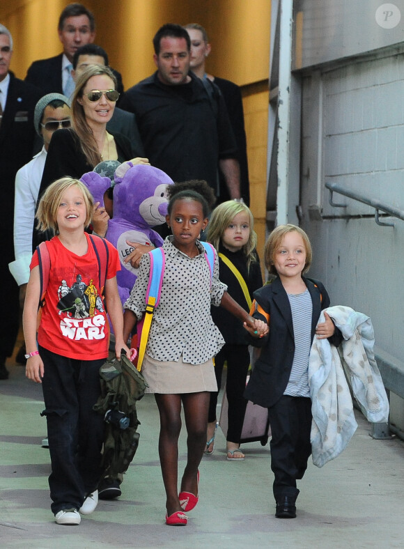 Angelina Jolie et ses enfants Shiloh, Maddox (au fond avec un bonnet), Pax (avec sa peluche), Zahara, Vivienne et Knox arrivent a Sydney en Australie le 6 septembre 2013.