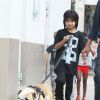 Maddox, fils d'Angelina Jolie et Brad Pitt, avec son chien, à la Nouvelle-Orléans le 7 mars 2012