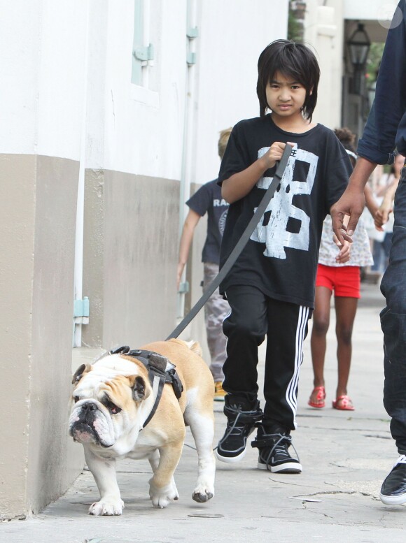 Maddox, fils d'Angelina Jolie et Brad Pitt, avec son chien, à la Nouvelle-Orléans le 7 mars 2012