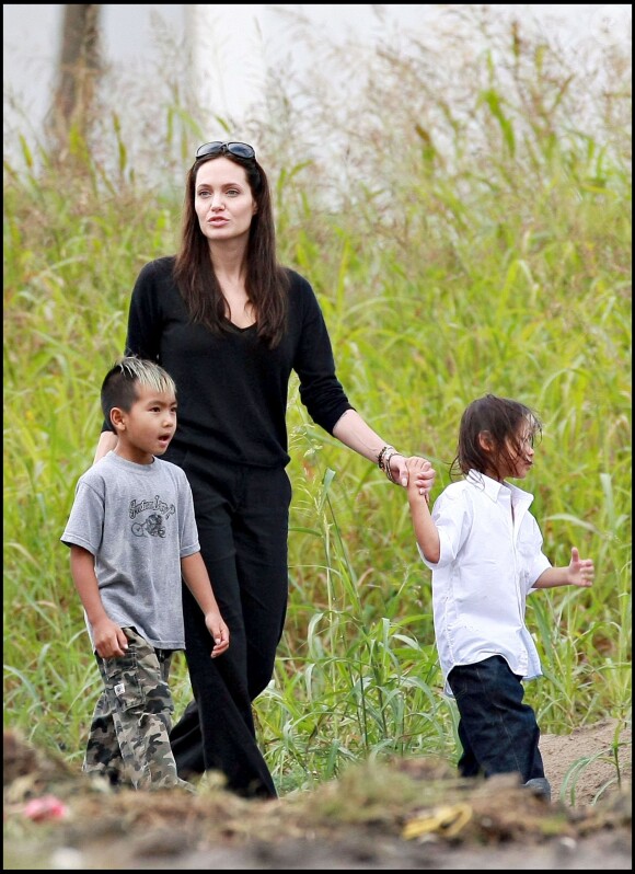 Angelina Jolie avec ses fils Maddox et Pax à la Nouvelle Orléans le 10 juillet 2008