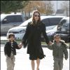 Angelina Jolie et ses fils Pax et Maddox (à droite) à la Nouvelle Orléans le 26 décembre 2007