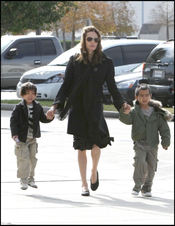 Angelina Jolie et ses fils Pax et Maddox (à droite) à la Nouvelle Orléans le 26 décembre 2007