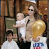 Angelina Jolie avec sa fille Shiloh et son fils Maddox à New York le 16 juin 2007