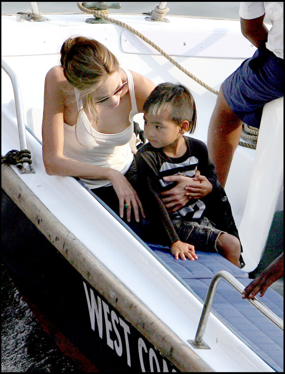 Angelina Jolie et Maddox sur un yacht à Mumbai le 18 novembre 2006