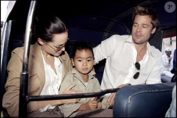 Brad Pitt et Angelina Jolie avec leur fils Maddox en Inde le 8 octobre 2006