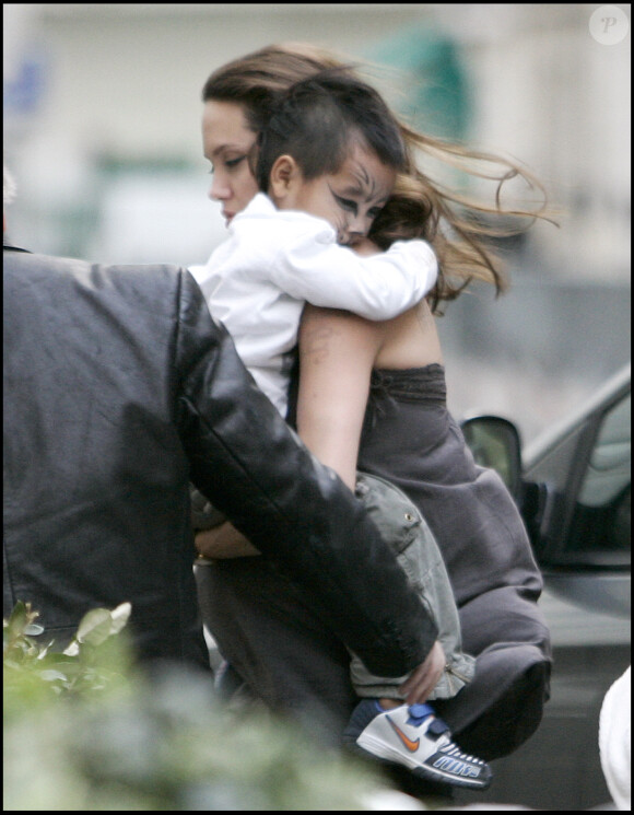 Angelina Jolie avec son fils Maddox à Paris le 2 avril 2006