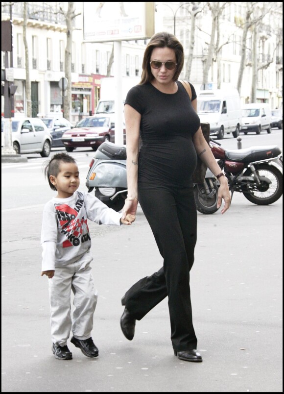 Angelina Jolie et Maddox son fils à Paris le 29 mars 2006