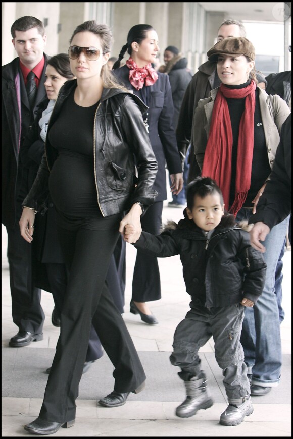 Angelina Jolie avec son fils Maddox à Roissy le 4 mars 2006