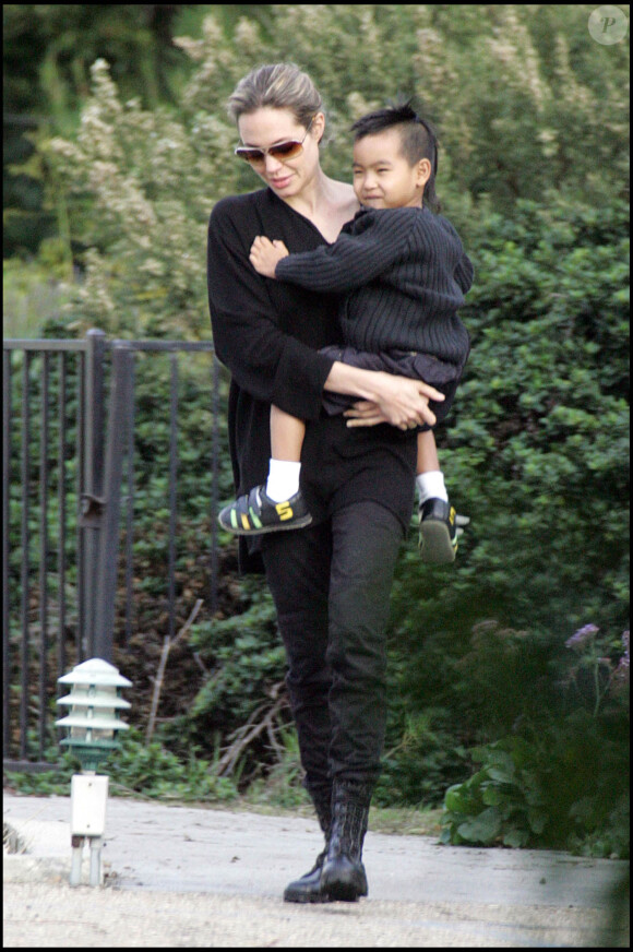 Angelina Jolie et son fils Maddox à Santa Monica le 1er mars 2006