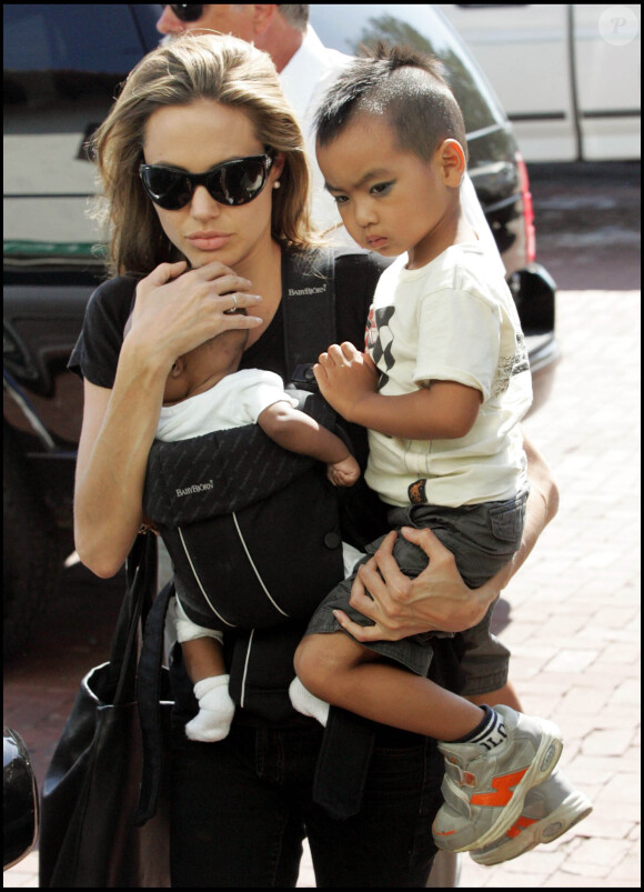 Angelina Jolie avec son fils Maddox à Malibu le 27 juillet 2005