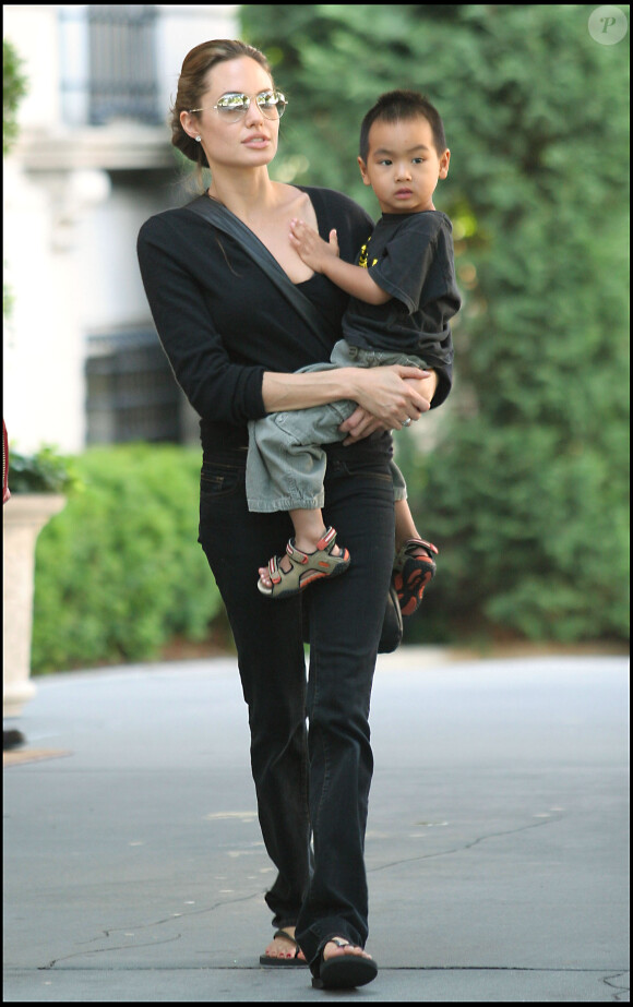 Angelina Jolie avec son fils Maddox à Washington le 15 juin 2005