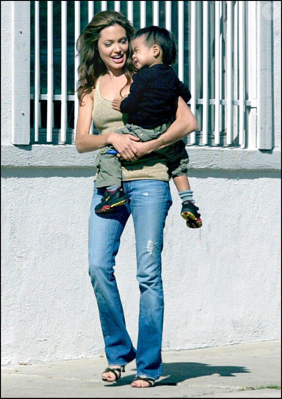 Angelina Jolie et son fils Maddox à Los Angele le 8 novembre 2004
