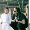 Angelina Jolie avec son fils Maddox, adopté au Cambodge, le 29 septembre 2003
