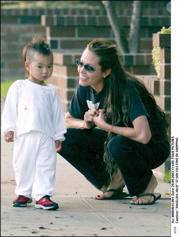 Angelina Jolie avec son fils Maddox, adopté au Cambodge, le 29 septembre 2003