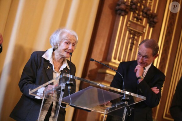 Gisèle Casadesus, Bertrand Delanoë - La comédienne Gisele Casadesus reçoit la Grande Médaille de Vermeil des mains du Maire de Paris de l'époque le 24 octobre 2013