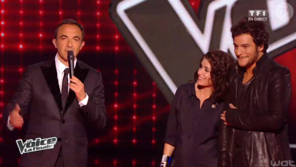 Nikos Aliagas accompagné de Jenifer et Amir (The Voice 3, la finale - diffusée le samedi 10 mai 2014, sur TF1.)