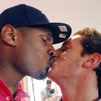Michael Sam, en larmes avec son chéri : Il devient le premier joueur gay en NFL