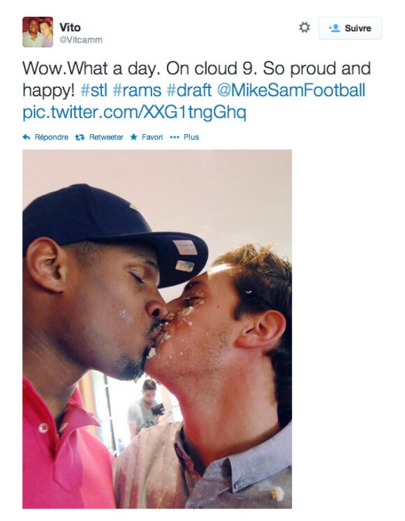 Michael Sam (à gauche) apprend qu'il vient d'être drafté en NFL et fête la nouvelle avec son amoureux le 10 mai 2014. Capture d'écran du tweet de son boyfriend Vito Cammisano. 