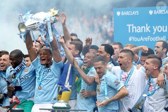 Vincent Kompany et les joueurs de Manchester City fêtent le titre de champion d'Angleterre dans leur Etihad Stadium le 11 mai 2014. 