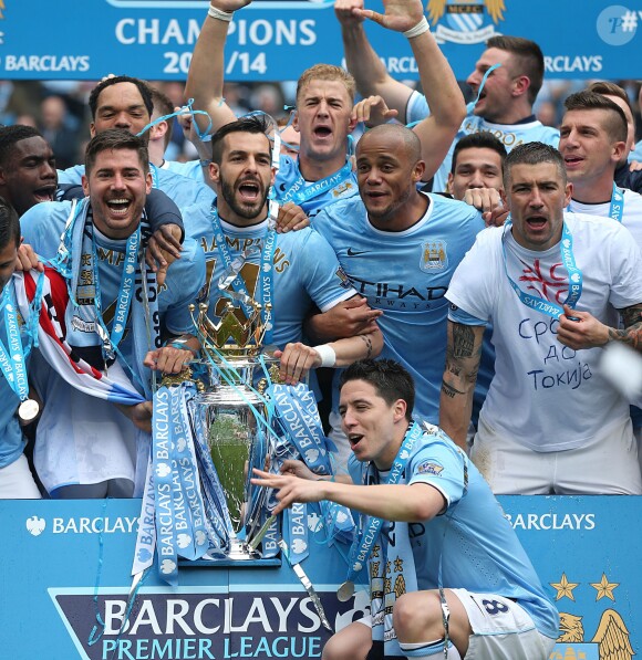 Les joueurs de Manchester City fêtent le titre de champion d'Angleterre dans leur Etihad Stadium le 11 mai 2014. 