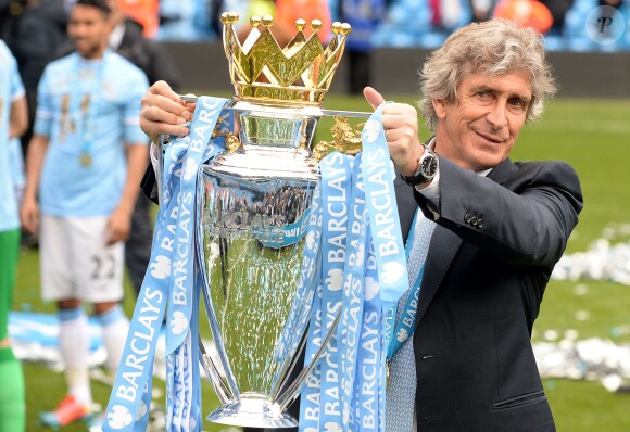 Le coach Manuel Pellegrini et les joueurs de Manchester City fêtent le titre de champion d'Angleterre dans leur Etihad Stadium le 11 mai 2014. 
