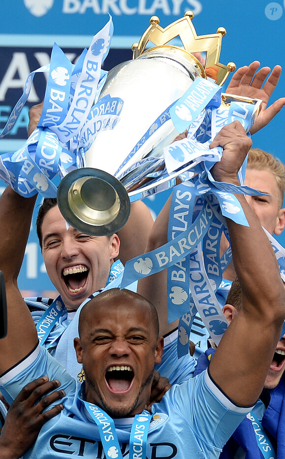 Vincent Kompany, Samir Nasri et les joueurs de Manchester City fêtent le titre de champion d'Angleterre dans leur Etihad Stadium le 11 mai 2014. 