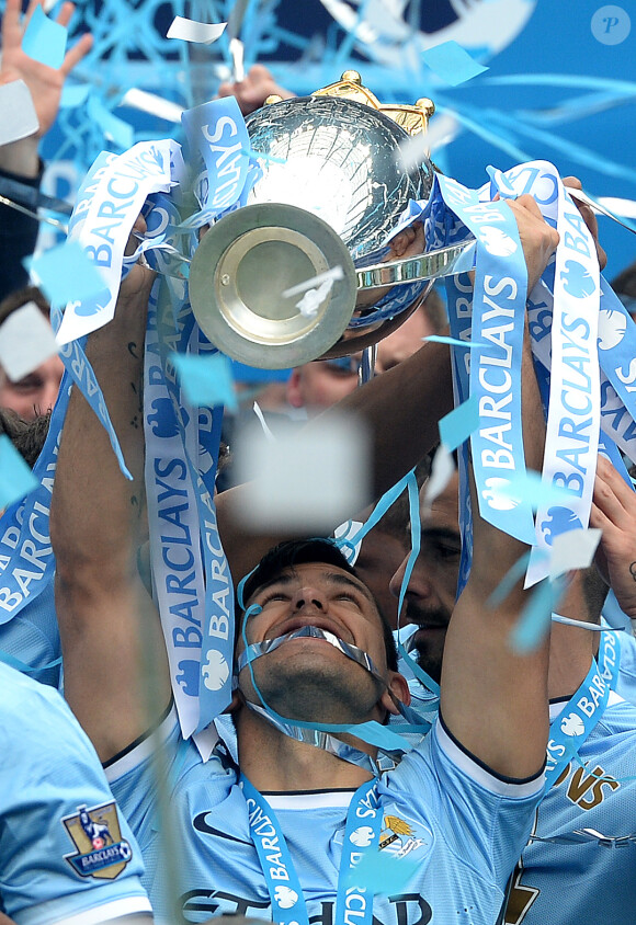 Sergio Agüero Vincent Kompany et les joueurs de Manchester City fêtent le titre de champion d'Angleterre dans leur Etihad Stadium le 11 mai 2014. 