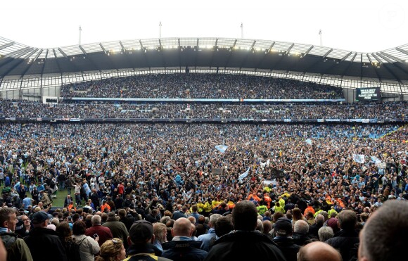 Les supporters de Manchester City fêtent le titre de champion d'Angleterre dans leur Etihad Stadium le 11 mai 2014. 