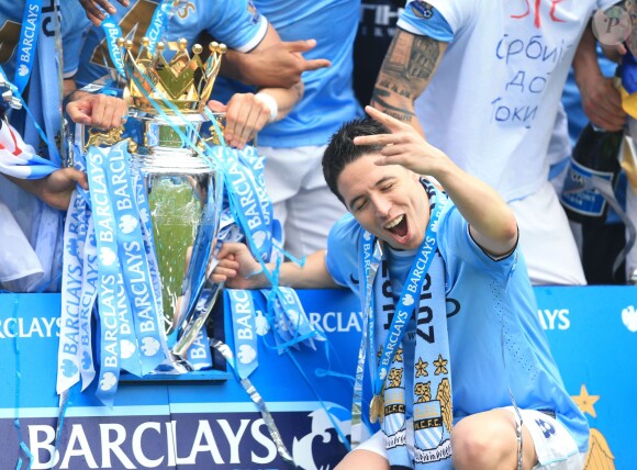 Samir Nasri et les joueurs de Manchester City fêtent le titre de champion d'Angleterre dans leur Etihad Stadium le 11 mai 2014. 