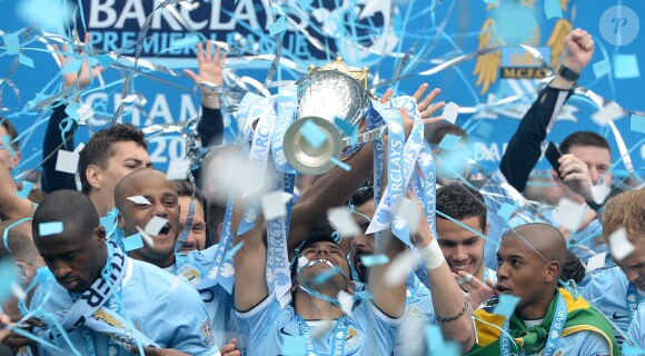 Sergio Agüero et les joueurs de Manchester City fêtent le titre de champion d'Angleterre dans leur Etihad Stadium le 11 mai 2014. 