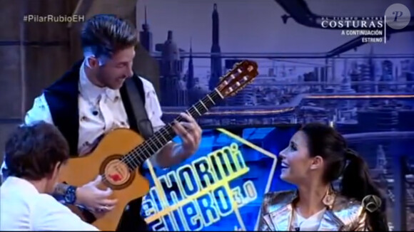 La star du Real Madrid Sergio Ramos en chanteur flamenco pour sa belle Pilar Rubio sur Antena 3, le 21 octobre 2013.
