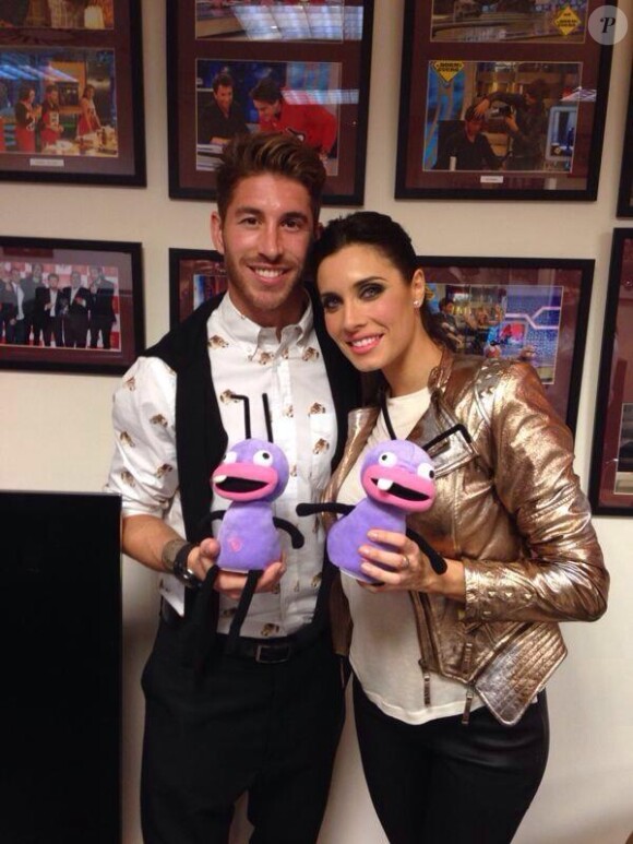 Sergio Ramos et Pilar Rubio après leur passage sur Antena 3, le 21 octobre 2013.