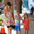  Tori Spelling et ses enfants Stella et Liam dans les rues de Encino, le 11 mai 2014. 