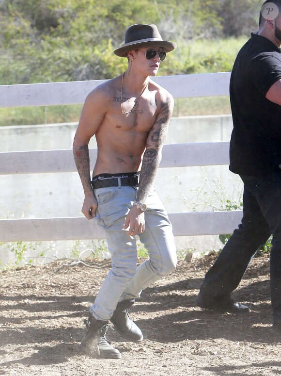 Justin Bieber fait du cheval torse nu à Los Angeles, le 12 mai 2014. 