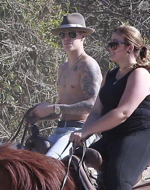 Justin Bieber torse nu sur un cheval à Los Angeles, le 12 mai 2014.