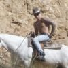 Justin Bieber exhibe ses tatouages en faisant du cheval à Los Angeles, le 12 mai 2014. 