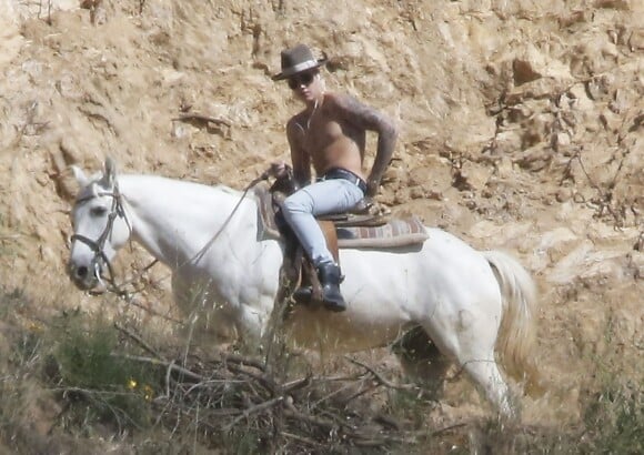 Justin Bieber exhibe ses tatouages en faisant du cheval à Los Angeles, le 12 mai 2014. 