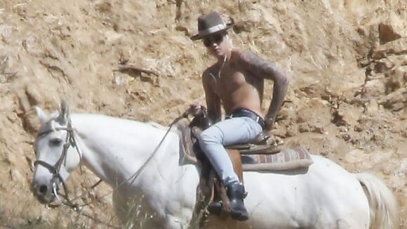 Justin Bieber, bad boy de l'Ouest : Torse nu pour une balade à cheval !