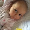 Heureux papa, John Krasinski a présenté au monde sa fille Hazel, née de ses amours avec Emily Blunt, sur sa page Twitter, le 13 mai 2014.