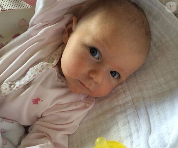 Heureux papa, John Krasinski a présenté au monde sa fille Hazel, née de ses amours avec Emily Blunt, sur sa page Twitter, le 13 mai 2014.